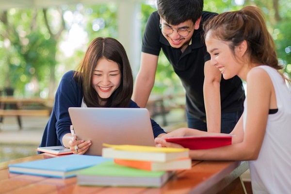 Giải đáp 2025: Học quản trị kinh doanh có khó xin việc không?