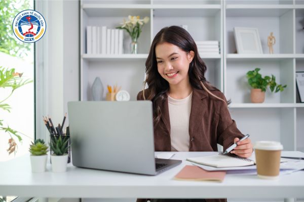 4 Kỹ Năng Sinh Viên Ngành Quản Trị Kinh Doanh Cần Khi Học Từ Xa