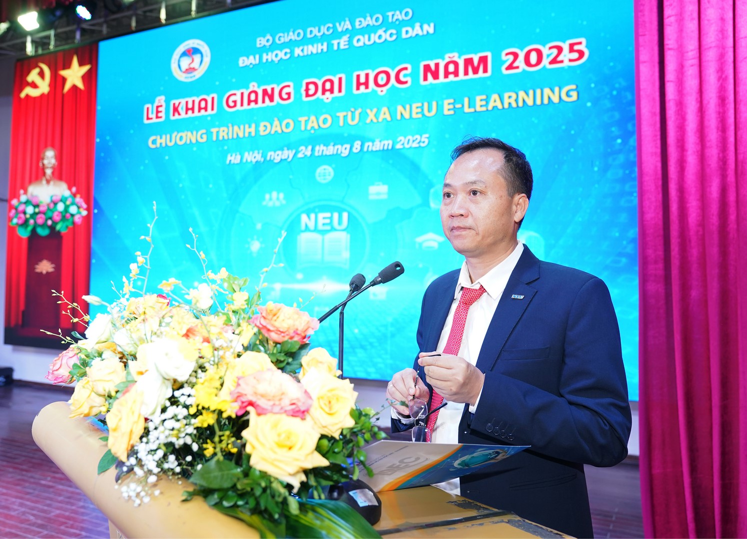 PGS.TS Đàm Quang Vinh – Giám đốc Trung tâm Đào tạo từ xa công bố Quyết định trúng tuyển