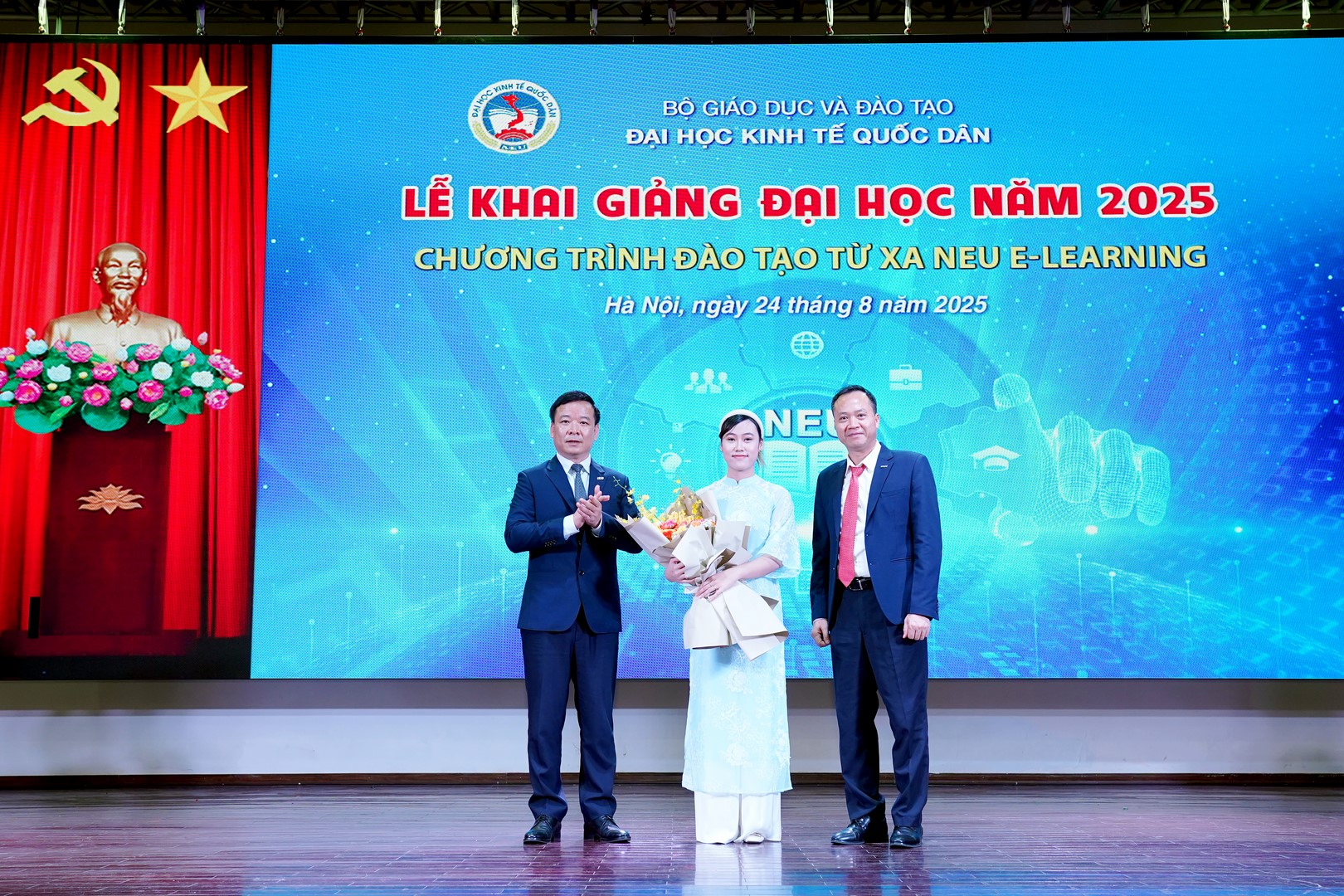 Đại diện Ban Giám hiệu Nhà trường đã tận tay trao những bó hoa tươi thắm