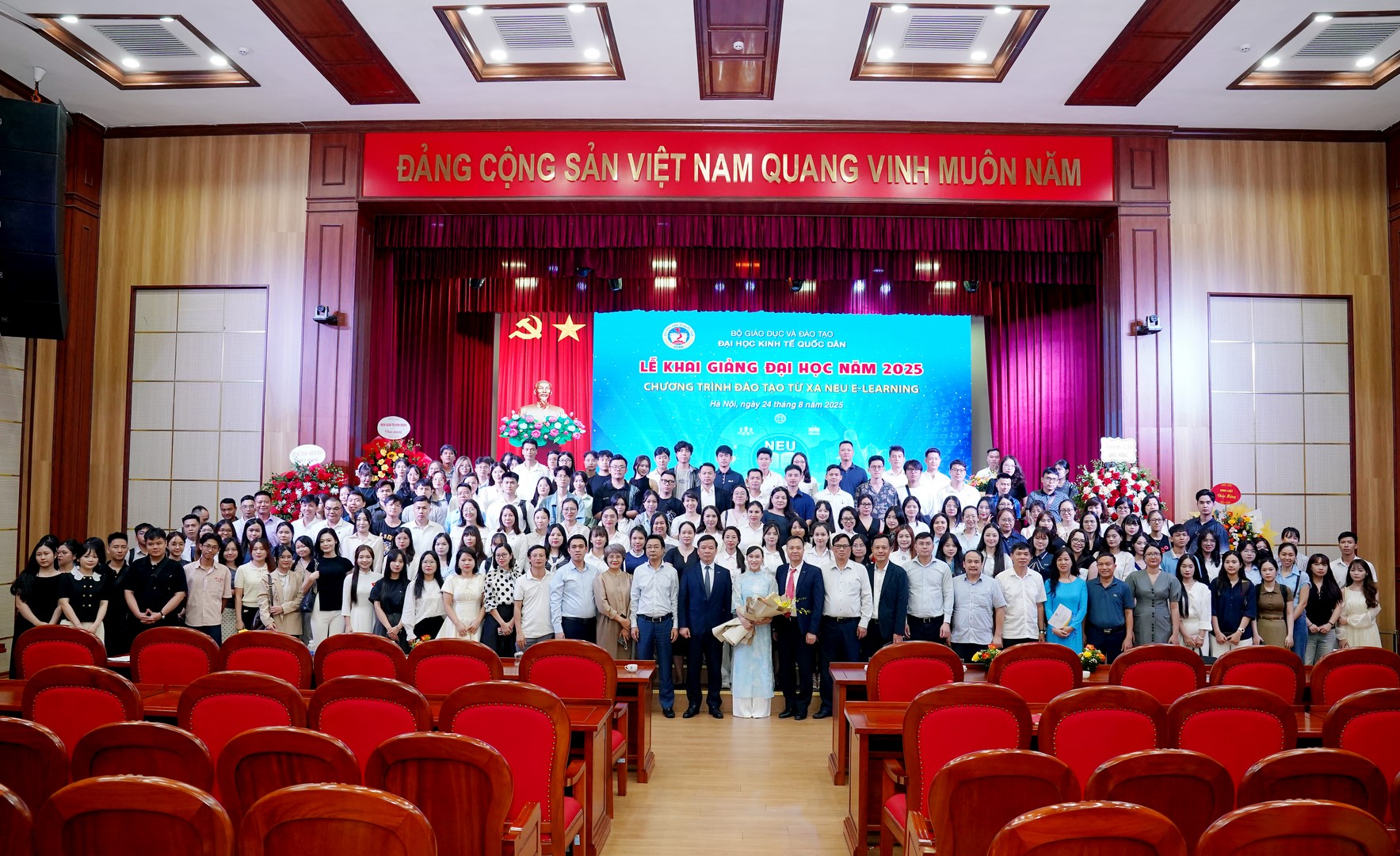 Nhà trường chụp ảnh lưu niệm với các tân sinh viên