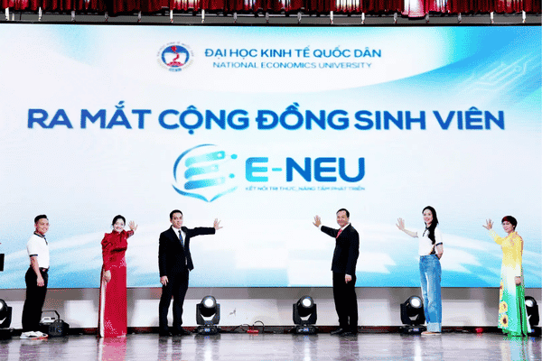 Lãnh đạo Trung tâm Đào tạo từ xa cùng đại diện các thế hệ học viên, cựu học viên thực hiện nghi thức ra mắt “Cộng đồng sinh viên E-NEU”