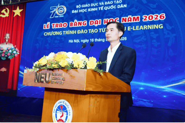 TS. Trương Đình Đức – Phó Trưởng phòng CTCT&QLSV công bố Quyết định khen thưởng