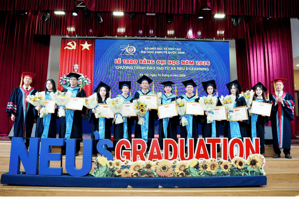 PGS.TS Bùi Huy Nhượng – Phó Giám đốc Đại học và PGS.TS Đàm Quang Vinh – Giám đốc Trung tâm Đào tạo Từ xa trao Giấy khen cho các tân cử nhân
