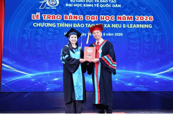 PGS.TS Đàm Quang Vinh – Giám đốc Trung tâm Đào tạo Từ xa trao bằng cho các tân cử nhân